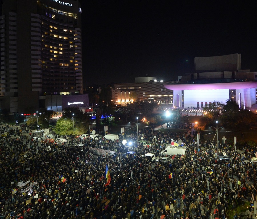 FOTO: Artiștii români au ieșit din nou în stradă. Uite cine a protestat aseară!