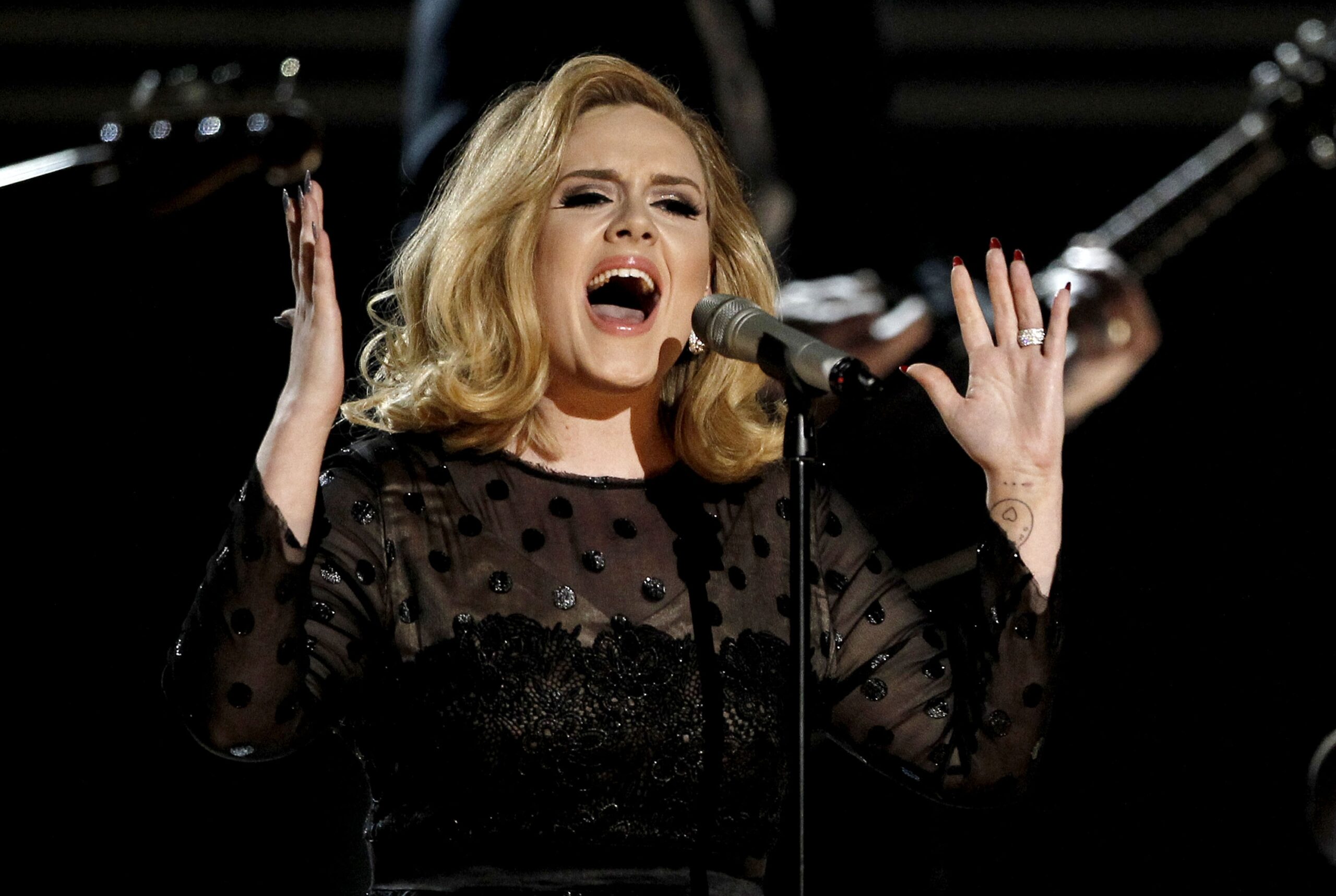VIDEO: Adele lansează o nouă piesă. Așa sună ”When We Were Young”!