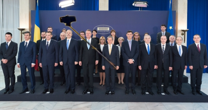 După ce toată lumea a criticat poza de grup a noului Guvern, Cioloș a decis s-o refacă folosind un Selfie Stick