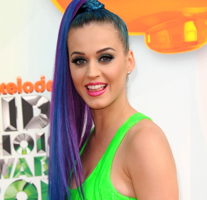 VIDEO: Katy Perry lansează „Everyday Is A Holiday. Asta e piesa pe care vei dansa de sărbători!