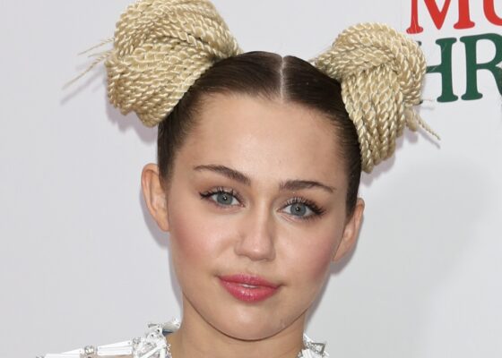 OMG! Miley Cyrus a furat dintr-un club. S-a dat singură de gol!