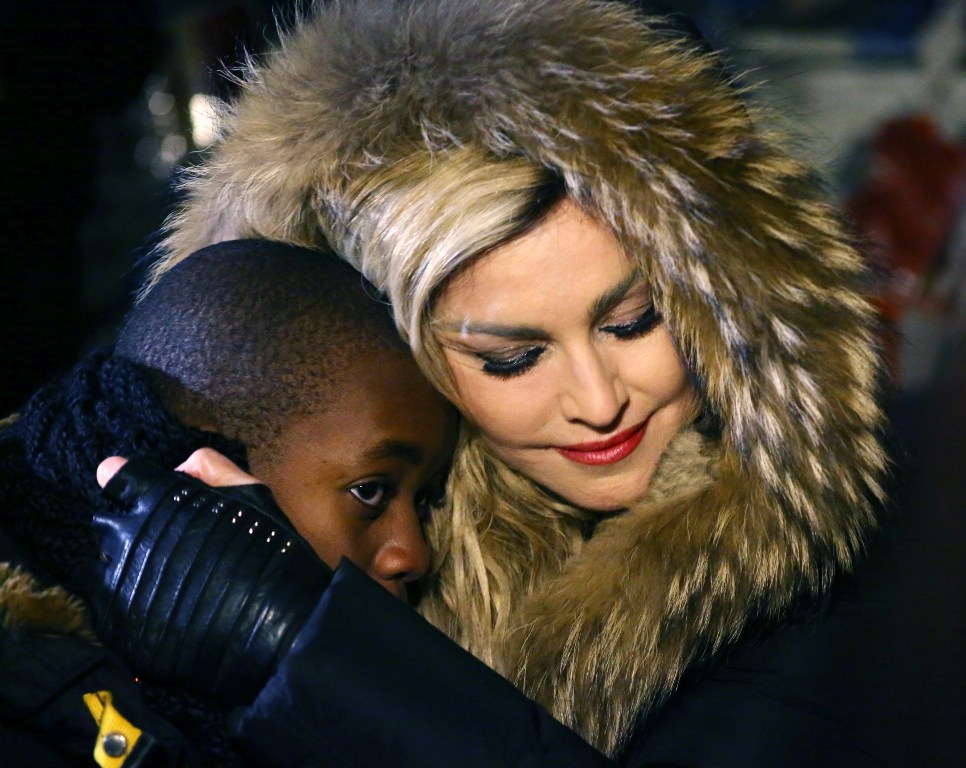 VIDEO: Moment emoționant oferit de Madonna în Paris, în locul în care au avut loc atentatele teroriste