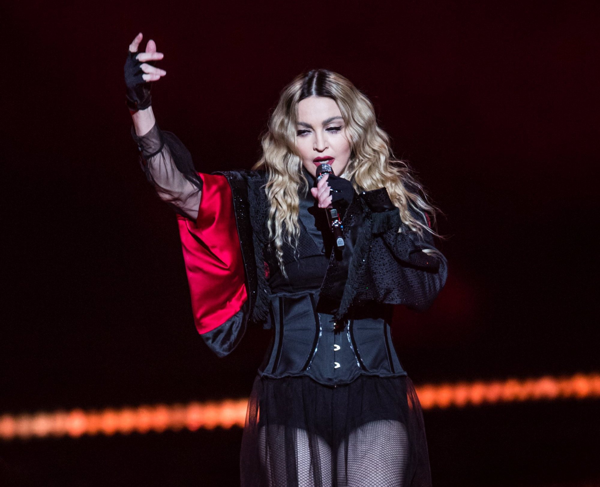 VIDEO: Madonna și-a înjurat fanii după ce a întârziat la concert: Shut the f**k up!