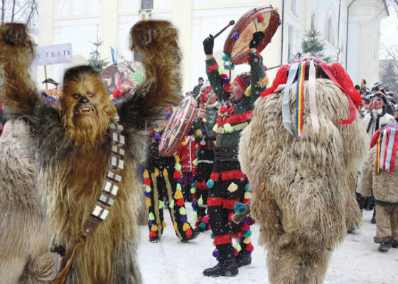 Cum sărbătorile de iarnă coincid cu lansarea noului film Star Wars, românii nu vor mai merge cu capra ci cu Chewbacca