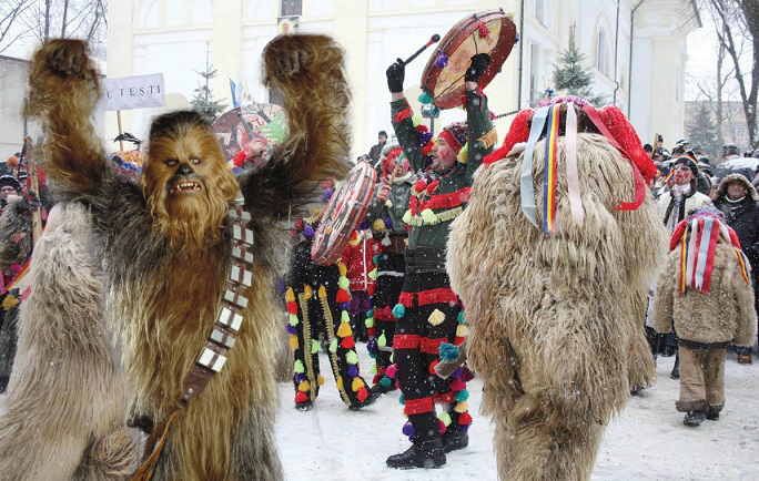 Cum sărbătorile de iarnă coincid cu lansarea noului film Star Wars, românii nu vor mai merge cu capra ci cu Chewbacca