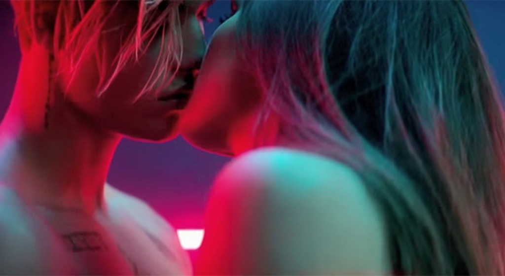 TOP 7 cele mai pasionale săruturi din videoclipurile lansate anul acesta