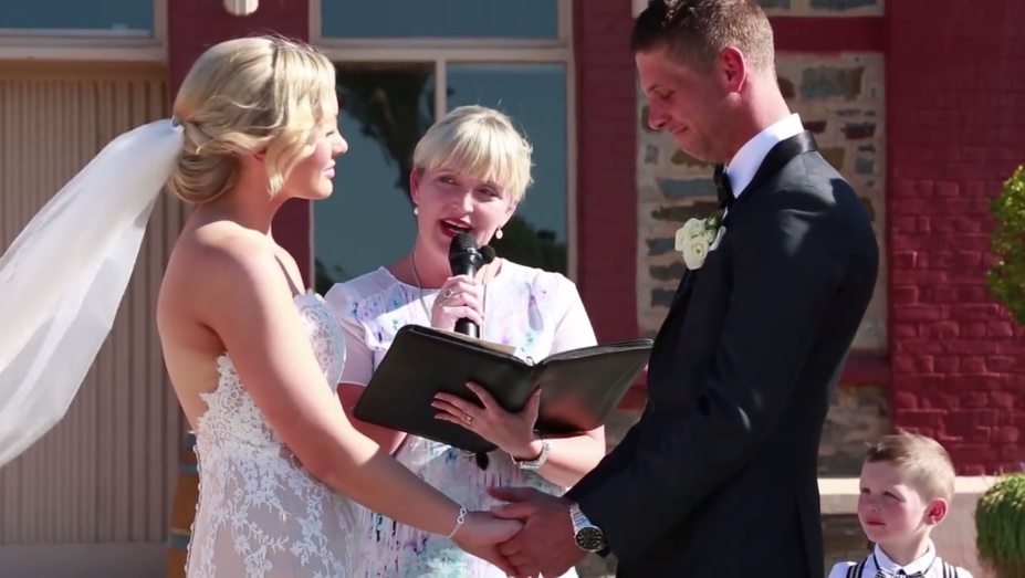 VIDEO LOL. Copiii fac lucruri TRĂSNITE. Un puşti a întrerupt o nuntă cu o replică GENIALĂ