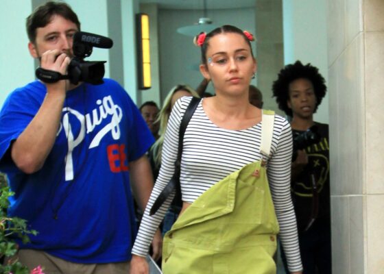 Miley iubește din nou. Uite cu cine s-a “cuplat” cea mai nebună artistă din 2015!