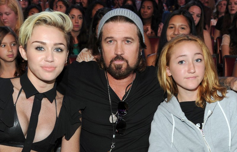 Știai că Miley Cyrus mai are încă CINCI frați și surori? Uite cine îi calcă pe urme!