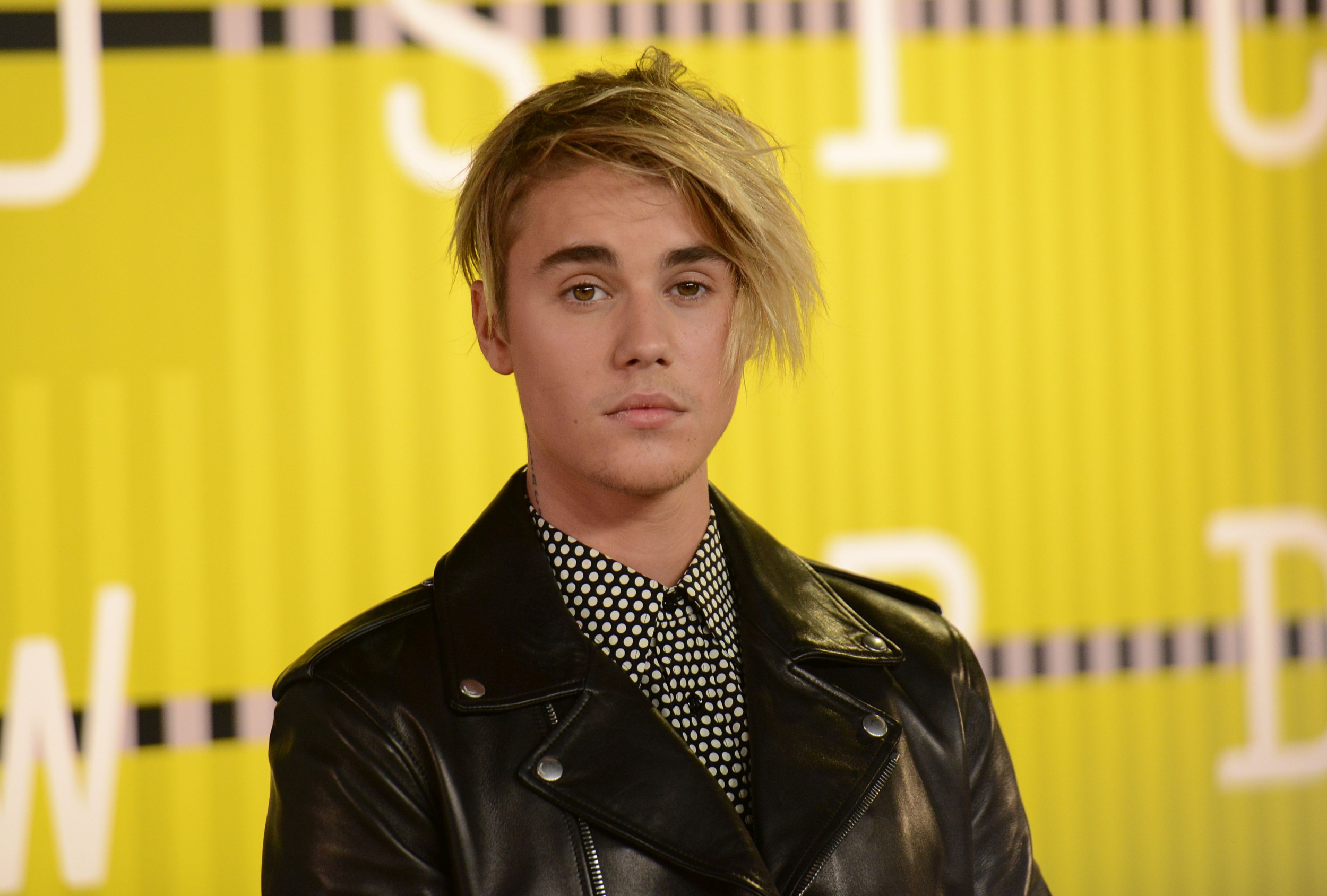 FOTO: Justin Bieber nu mai arată cum îl știai. S-a vopsit MOV!