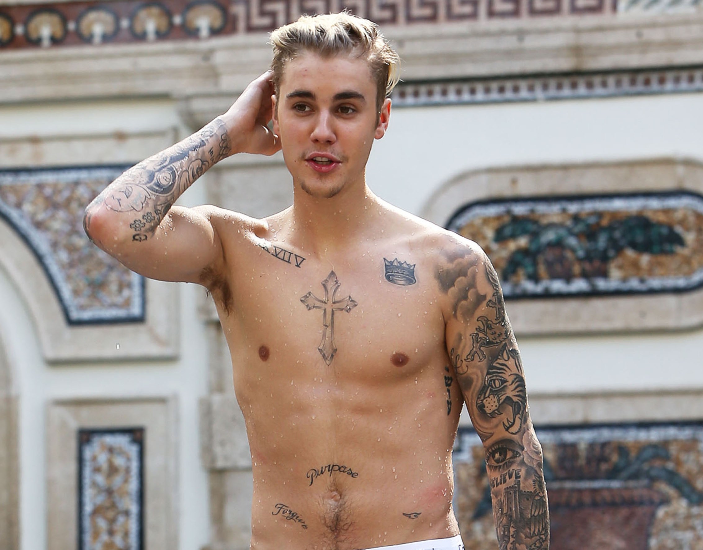 11 fotografii cu Justin Bieber care te vor motiva să te apuci de abdomene