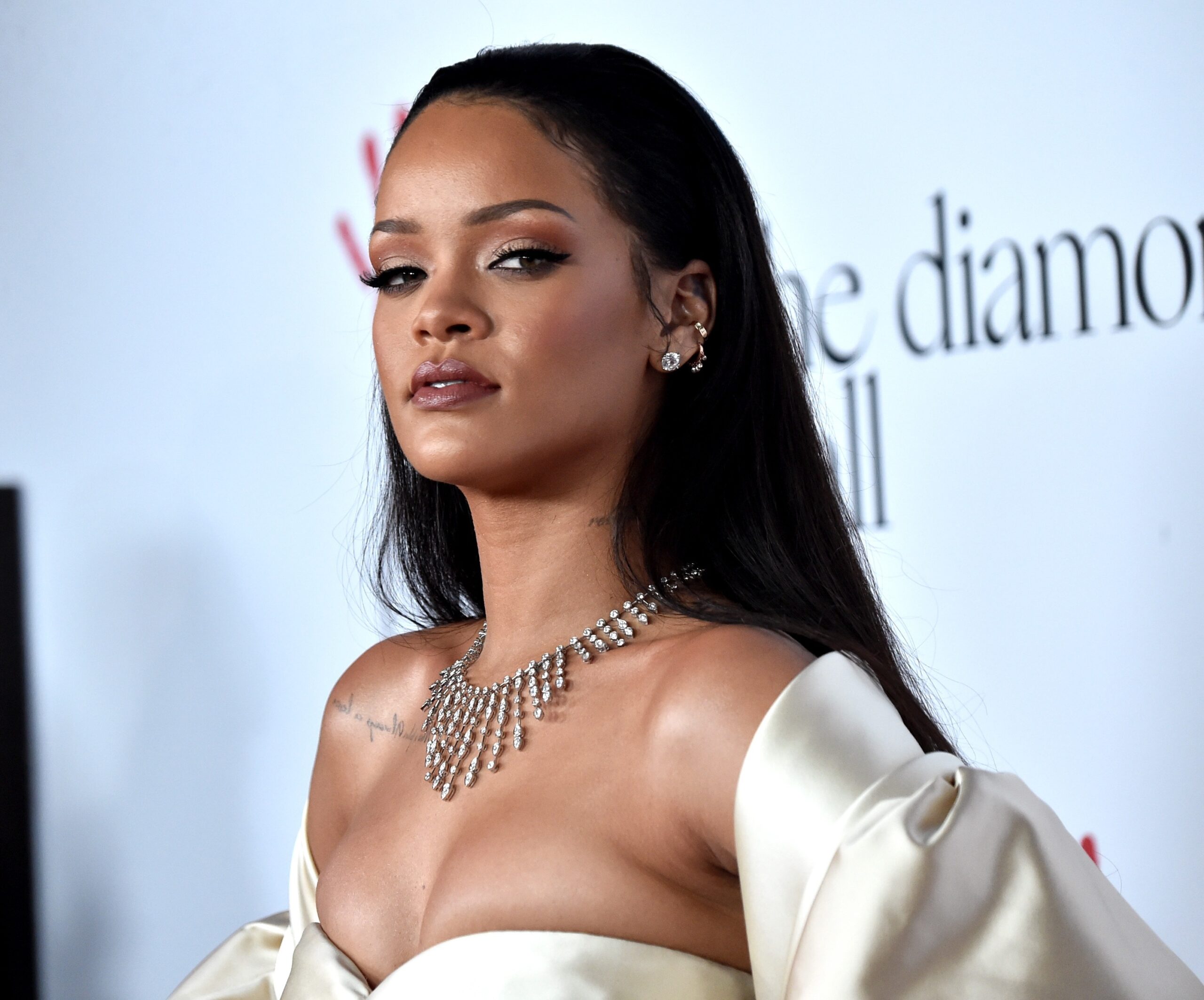 Rihanna a vândut 460 de copii ale noului album, în ziua lansării oficiale