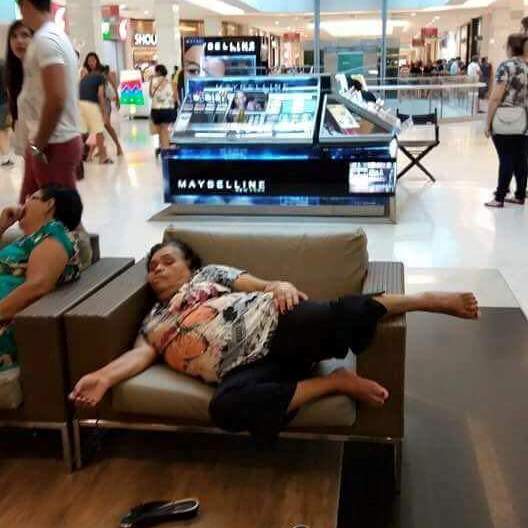 FOTO LOL | Top 10 lucruri dubioase pe care le poți visa, dacă adormi într-un mall