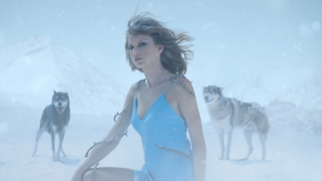 VIDEO: Taylor Swift a fost înconjurată de lupi adevărați la filmarea clipului Out Of The Woods
