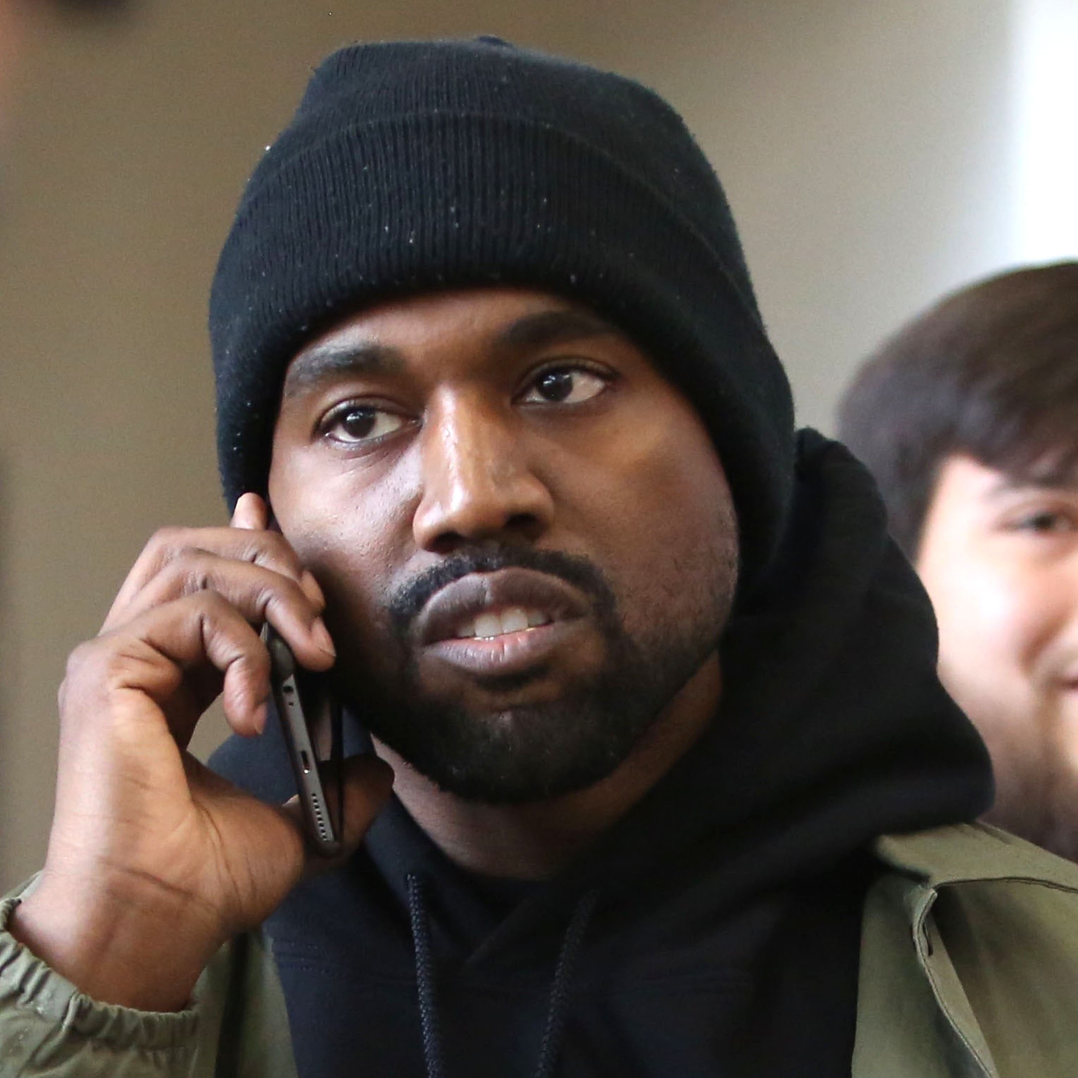 FOTO: Kanye West vinde tricouri imprimate cu chipul mamei sale și al tatălui lui Kim