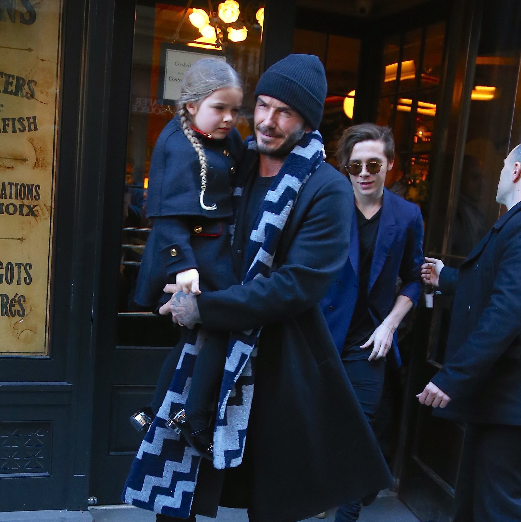FOTO: David Beckham și copiii săi au ocupat locuri în primul rând, la prezentarea de modă a Victoriei