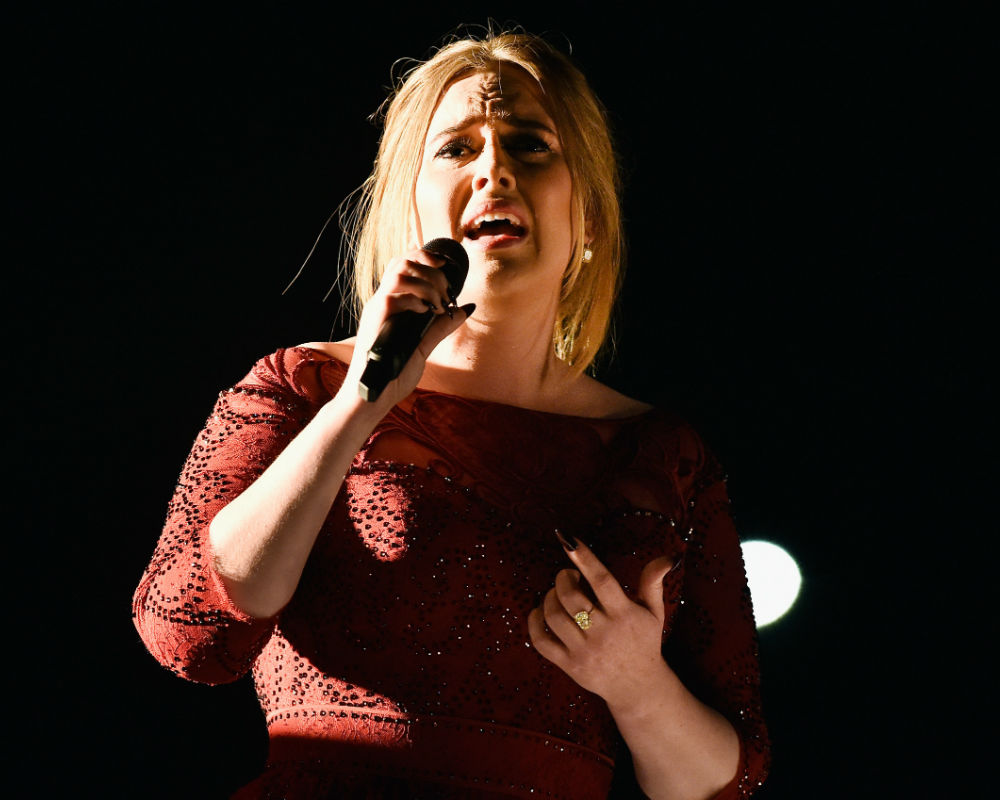 VIDEO: Adele, copleșită de emoție pe scenă. Asta e una dintre cele mai emoționante interpretări ale sale!