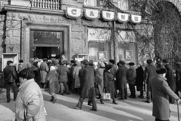 Nostalgie! Când au auzit că mai există carne congelată din comunism, mulți românii s-au așezat la coadă la magazine