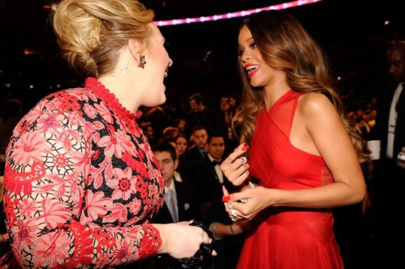 Rihanna e mai tare decât Adele! Uite ce mega-performanță a reușit Riri!