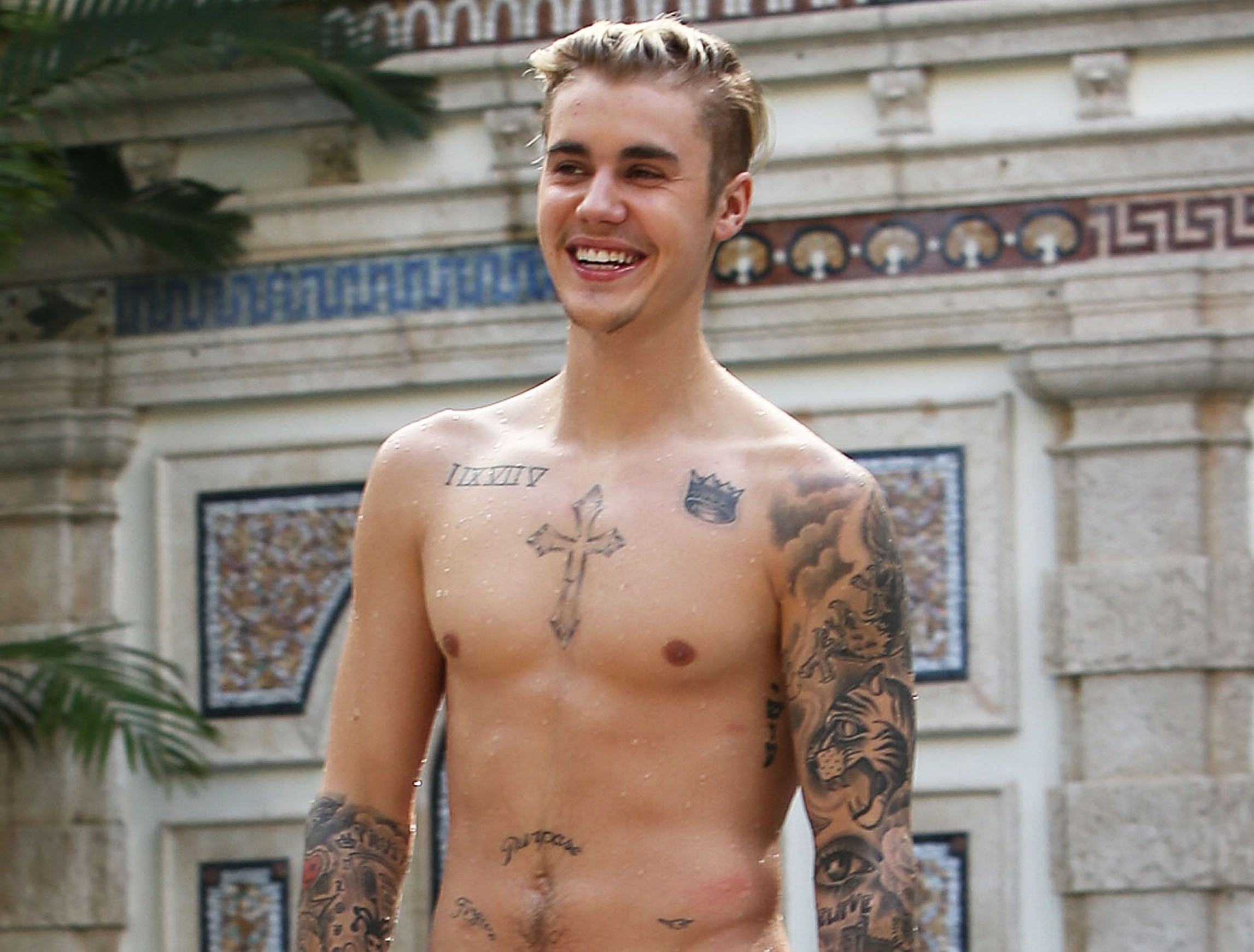 FOTO: Justin Bieber apare gol pe coperta unei reviste