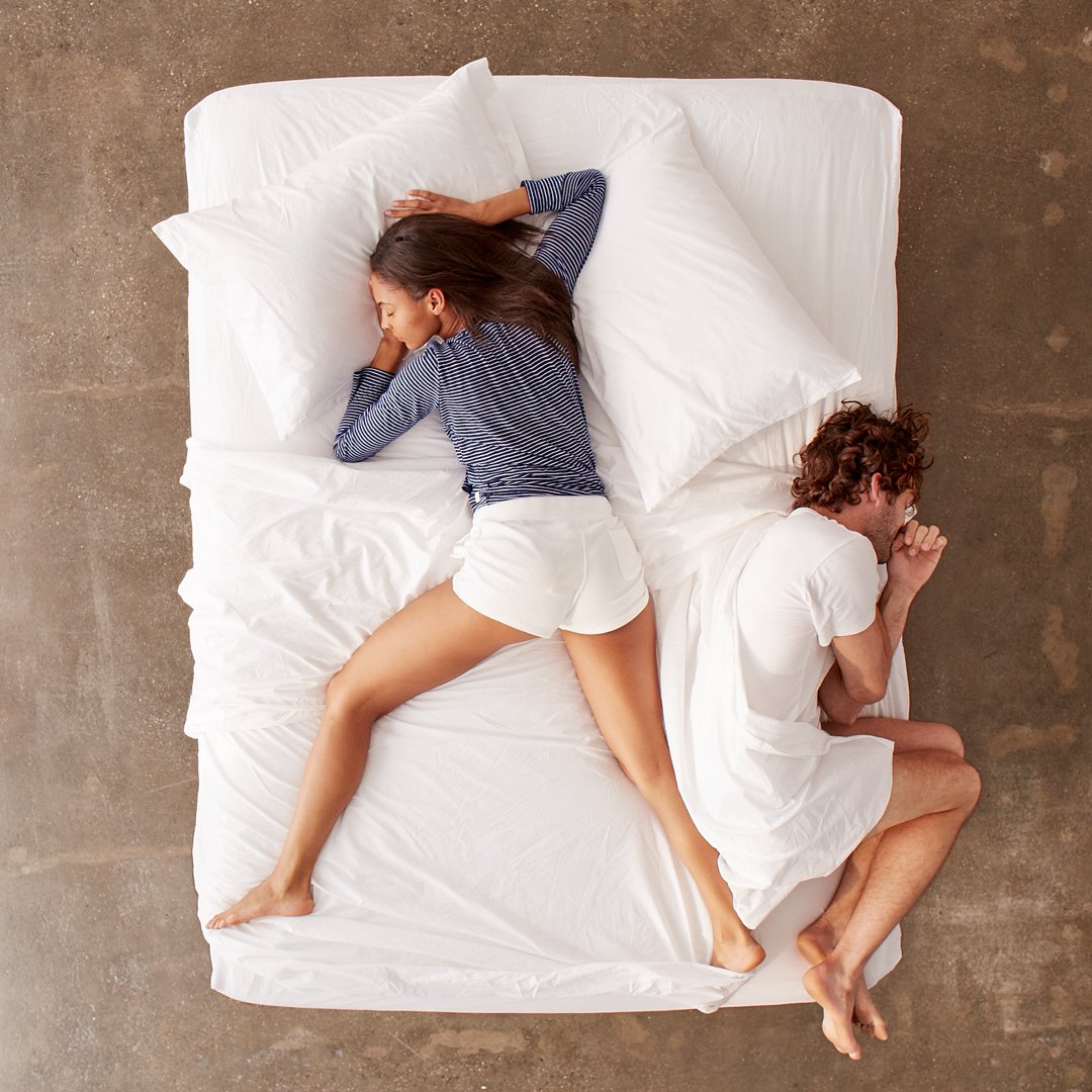TOP 15 lucruri pe care doar cei care nu suportă să împartă patul cu cineva le pot înţelege