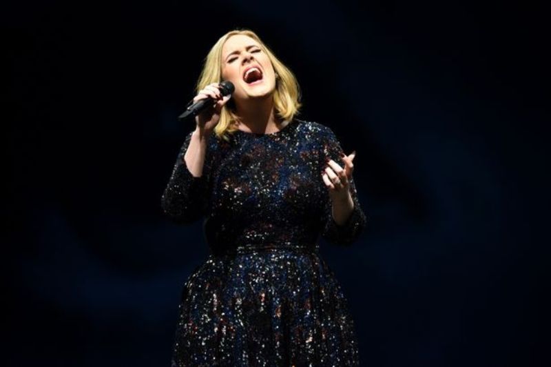 VIDEO: Adele, copleșită de emoții pe scenă. Acesta e momentul care a făcut-o să plângă!