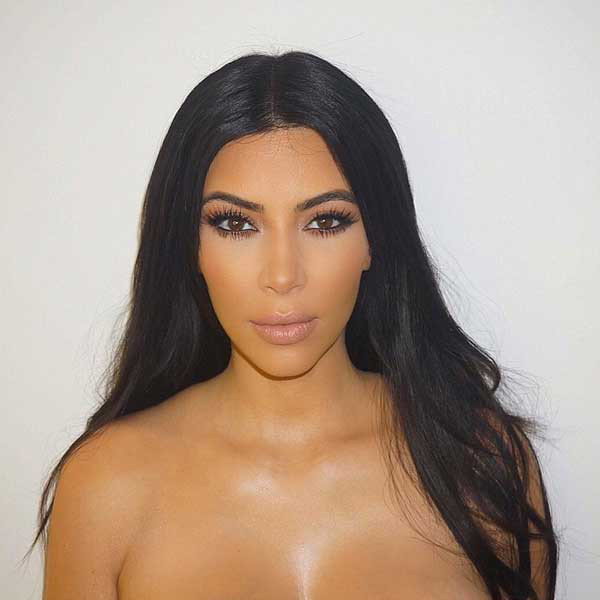 Selfie-urile nud ale lui Kim Kardashian, transformate în artă