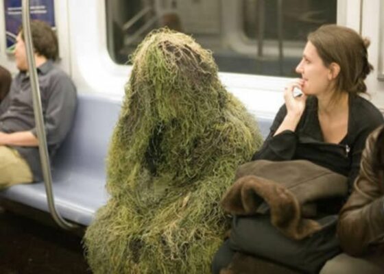 FOTO. Cei mai dubioşi oameni pe care i-ai văzut vreodată la metrou (II)