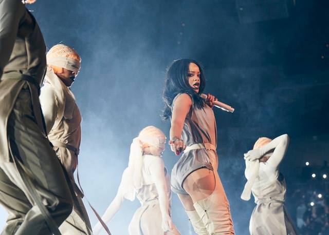 BEHIND THE SCENES: Așa se pregătește Rihanna pentru concertul de la București!