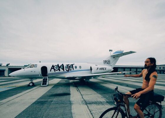 Steve Aoki are cea mai tare “jucărie” EVER! Ce se întâmplă în avionul lui privat. #ZUTOPIA