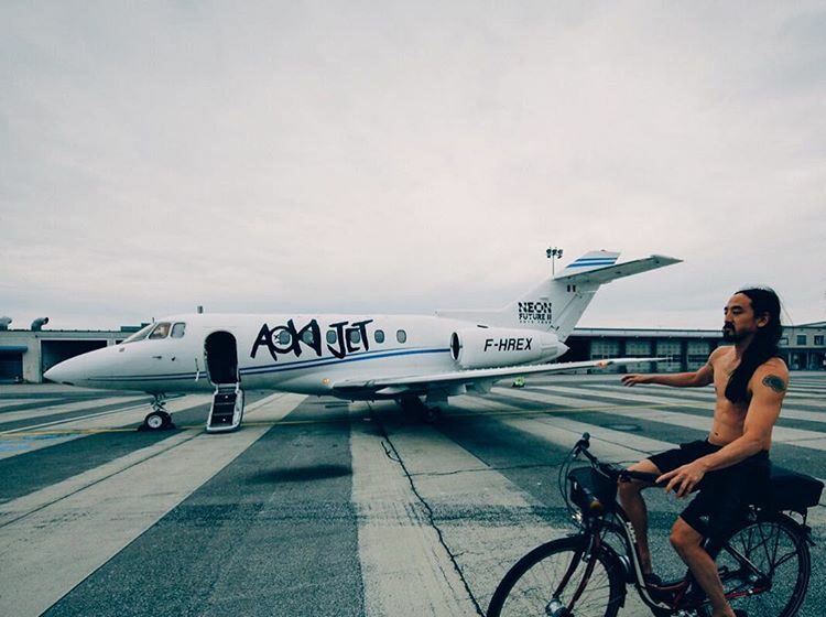 Steve Aoki are cea mai tare „jucărie” EVER! Ce se întâmplă în avionul lui privat. #ZUTOPIA