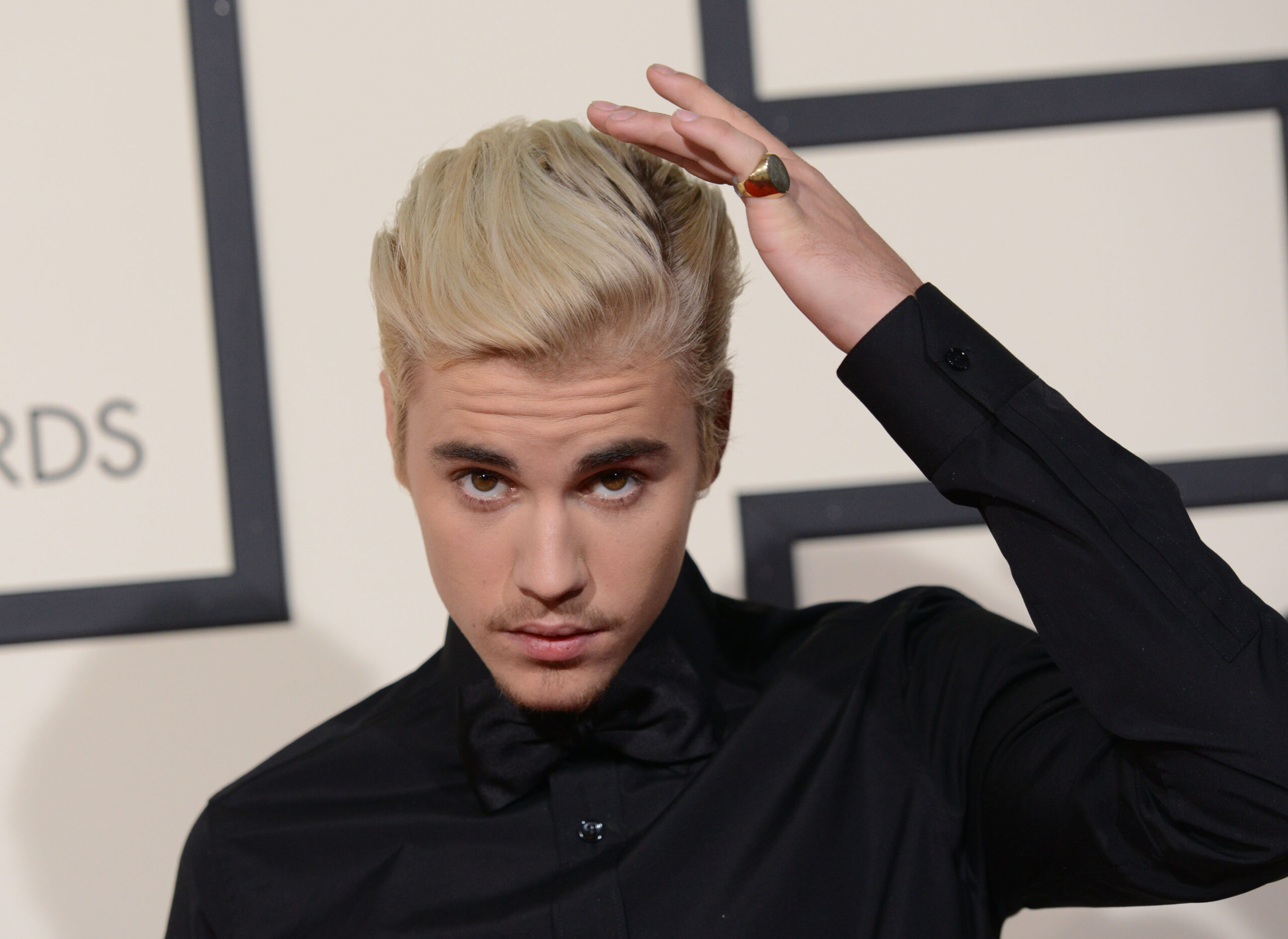 FOTO: Justin Bieber și-a schimbat look-ul. Mulți au spus că e hipster!