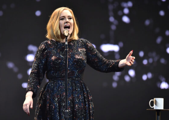 VIDEO: Adele s-a făcut de râs pe scenă. Reacția ei e genială!