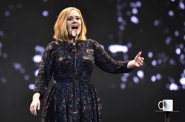 VIDEO: Adele s-a făcut de râs pe scenă. Reacția ei e genială!