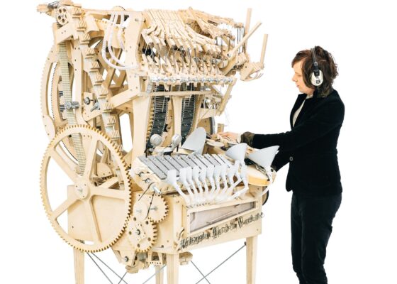 VIDEO: Noua senzaţie pe Youtube: muzica cântată la o maşinărie din marmură