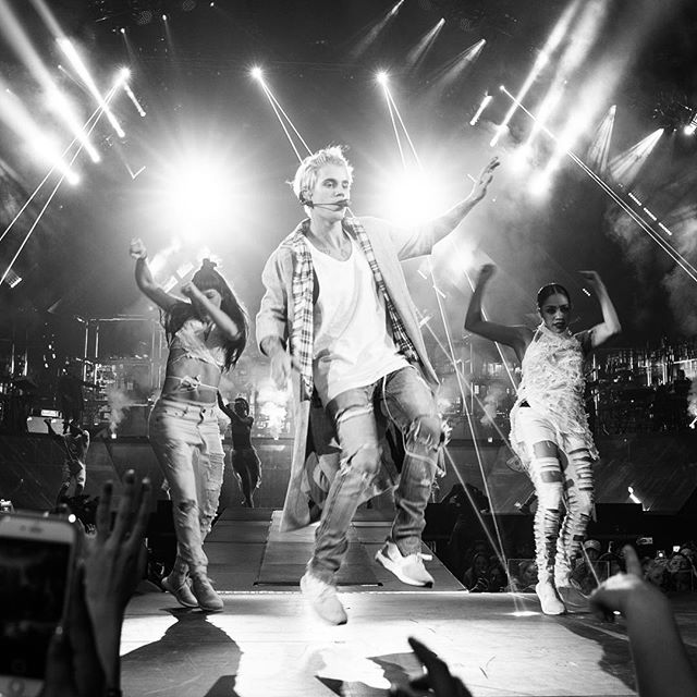 VIDEO: Justin Bieber a căzut pe scenă, în concert. Mai spui „Sorry” sau… AUCH?