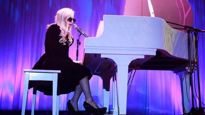 Lady Gaga îşi vinde pianul care a făcut-o celebră