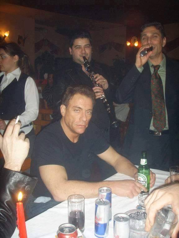 Cele mai tari MEME-uri cu poza în care apare Jean-Claude Van Damme la lăutari!