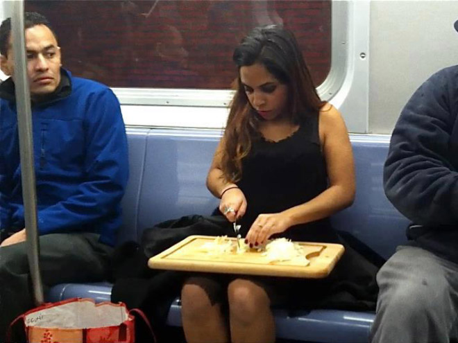 FOTO: TOP 12 cele mai dubioase persoane pe care le poți întâlni la metrou, în RATB sau în avion!