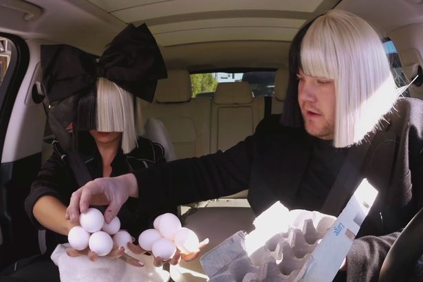 VIDEO: Sia are un talent ciudat. Știai că poate să facă asta cu degetele? #ZUTOPIA