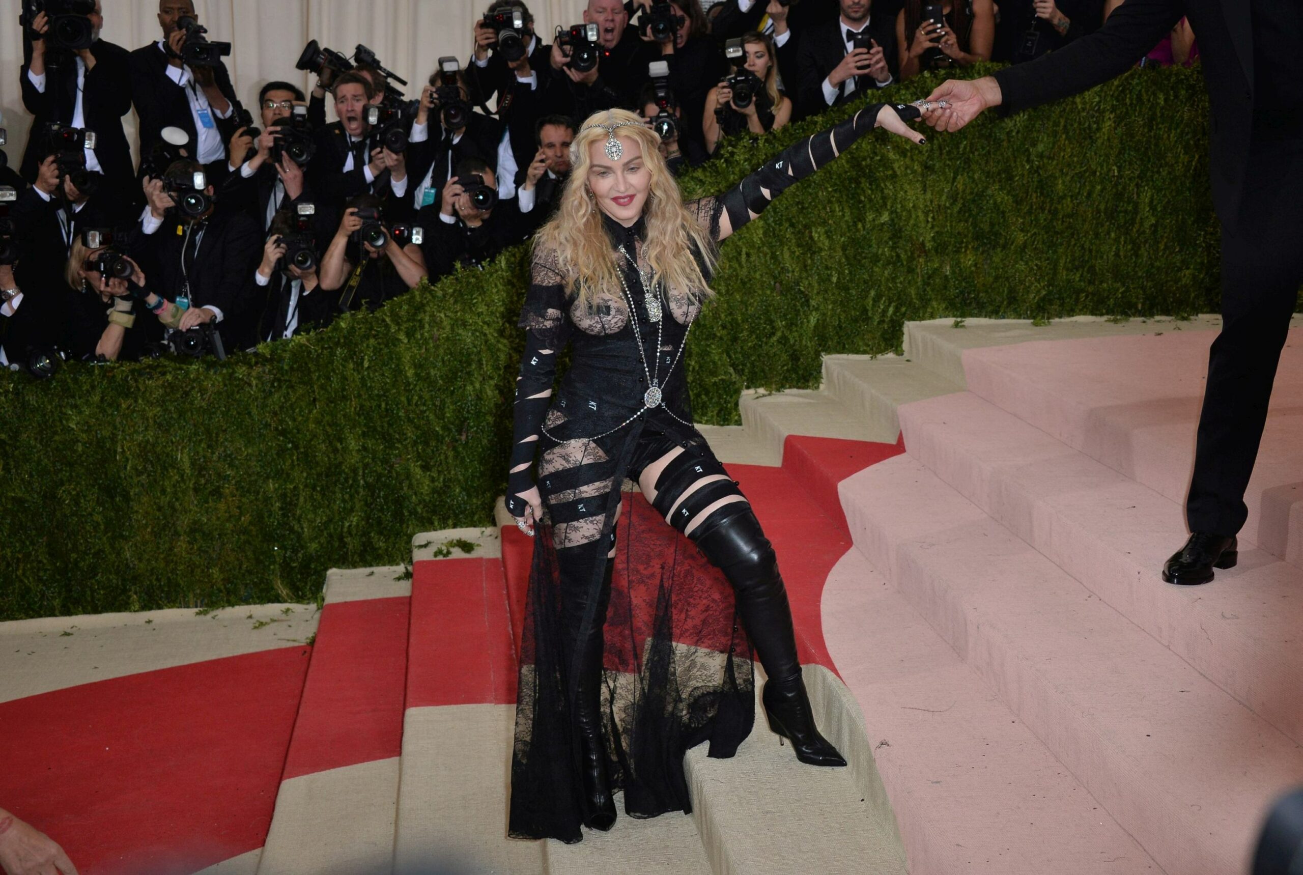 FOTO: Madonna, în fundul gol pe covorul roșu, la 57 de ani!