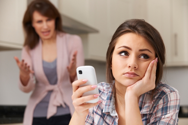 6 moduri în care poţi să scapi de părinţii mai suspicioşi decât prevede legea