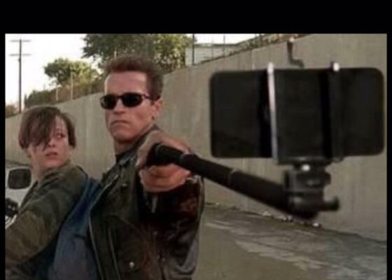 FOTO: Cum ar arăta scenele din filme celebre dacă armele ar fi înlocuite cu selfie stick