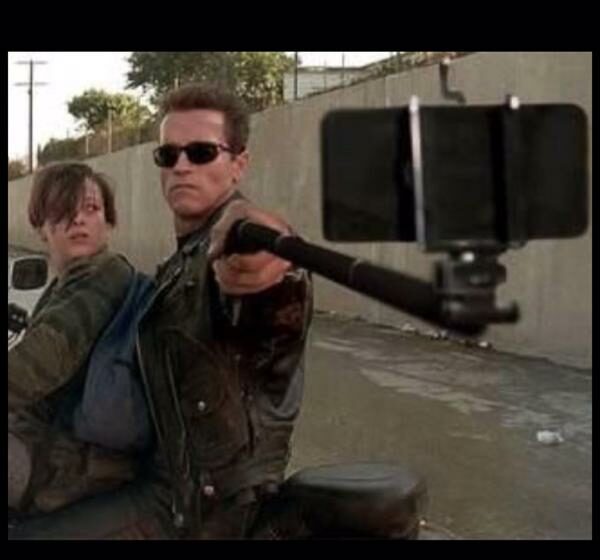 FOTO: Cum ar arăta scenele din filme celebre dacă armele ar fi înlocuite cu selfie stick