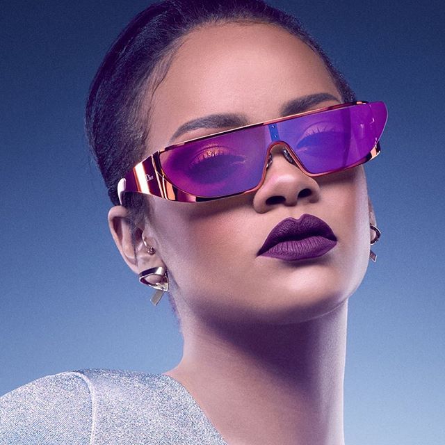 Rihanna îşi lansează propria linie de ochelari de soare