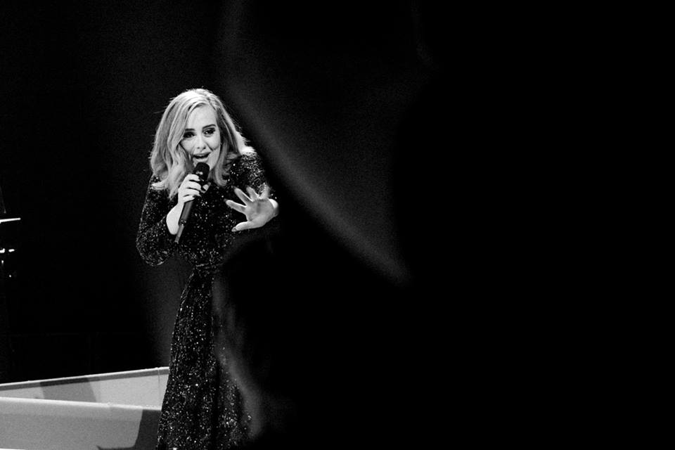 Adele a avut o reacţie WOW când a văzut o femeie care o filma în concert!
