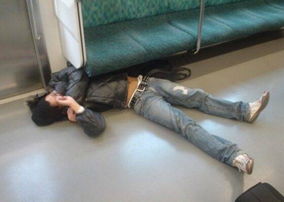 FOTO. Cei mai dubioşi oameni pe care i-ai văzut vreodată la metrou (III)
