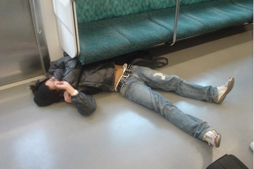 FOTO. Cei mai dubioşi oameni pe care i-ai văzut vreodată la metrou (III)