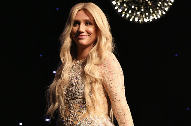 Moment emoţionant la un concert Kesha: cerere în căsătorie a unui cuplu gay