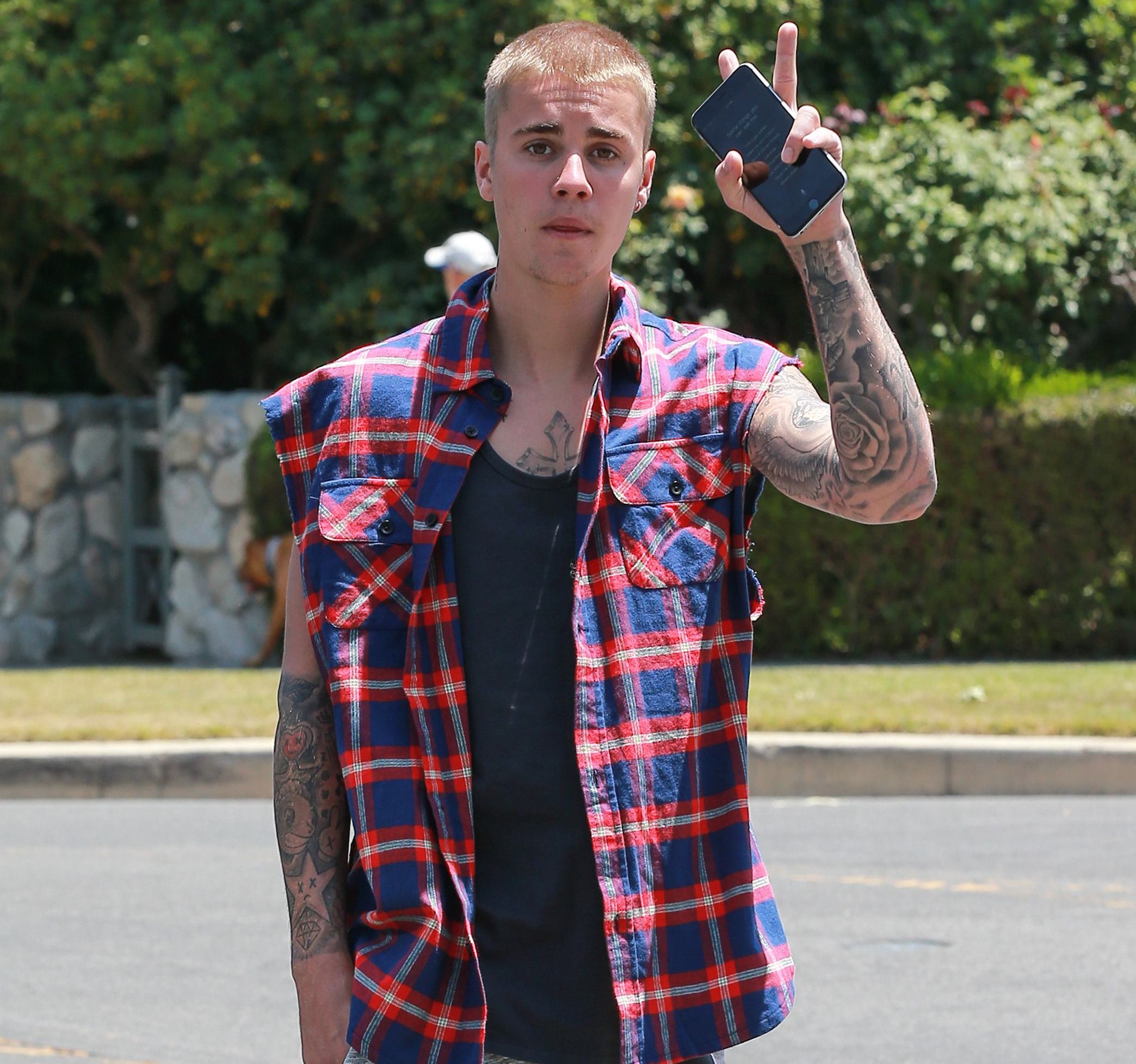 VIDEO OMG: Justin Bieber a fost bătut în fața hotelului în care era cazat
